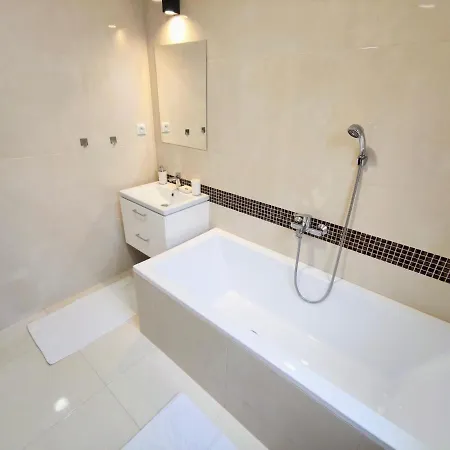 בית נופש Sunshine For 6 & Terrase & Free Parking ז'ילינה